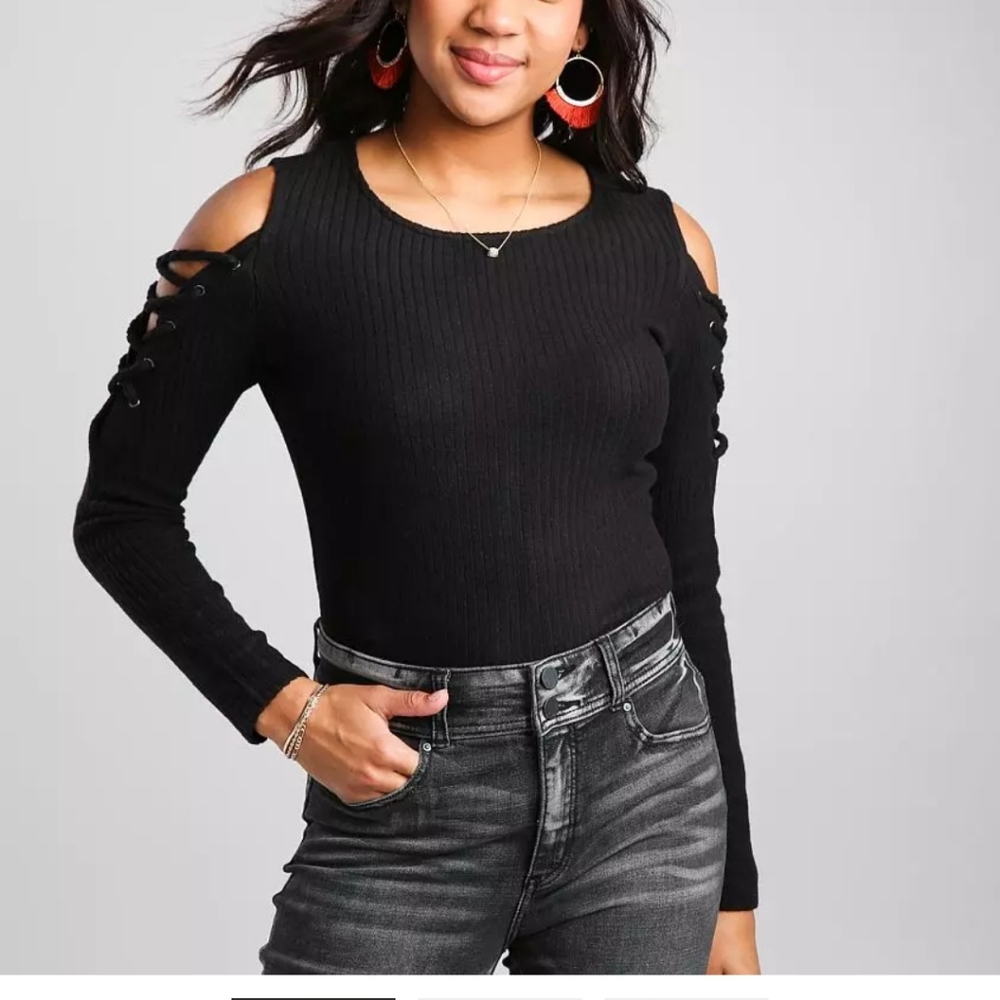 Nwot. Daytrip cold shoulder top size xlarge